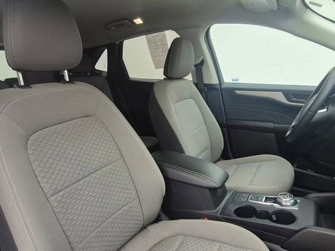 Used 2022 Ford Escape SE w/ SE Sport Appearance Package image 4