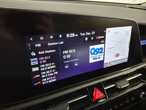 Used 2023 Kia Niro EX Touring image 17