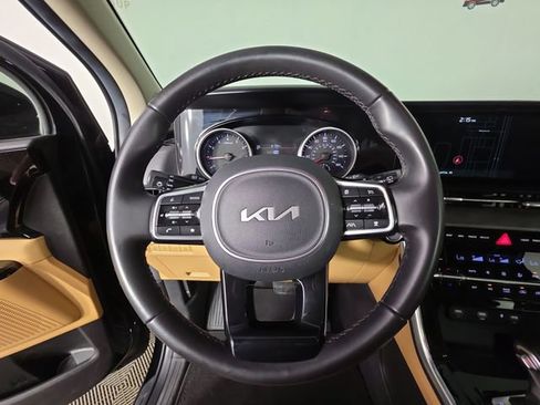 Used 2024 Kia Carnival EX FWD image 27