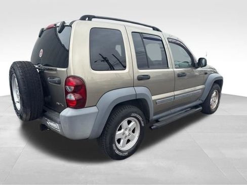 Used 2005 Jeep Liberty Sport image 2