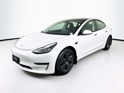Used 2021 Tesla Model 3 Standard Range Plus image 3