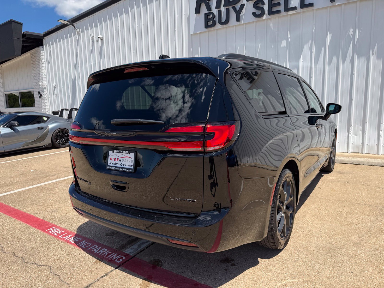 Used 2025 Chrysler Pacifica Limited FWD image 6