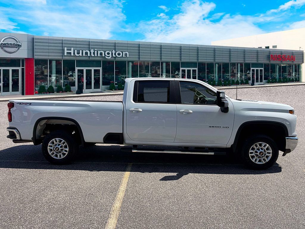 Used 2025 Chevrolet Silverado 2500 LT w/ Convenience Package AWD/4WD image 4