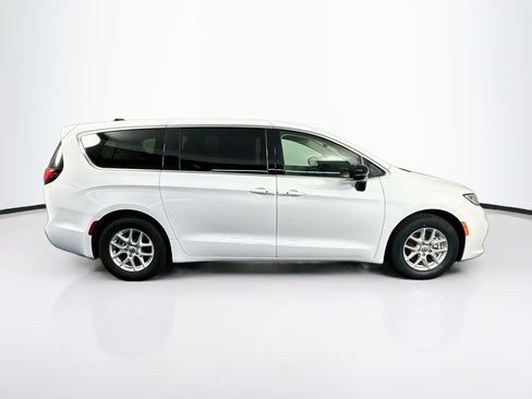 Used 2024 Chrysler Pacifica Touring-L FWD image 10