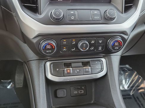 Used 2023 GMC Acadia SLE w/ Driver Convenience Package image 18