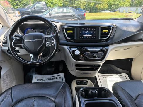 Used 2020 Chrysler Pacifica Touring-L FWD image 14
