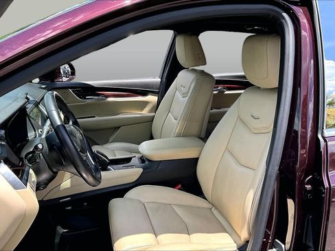 Used 2017 Cadillac XT5 Luxury w/ Driver Awareness Package FWD image 8