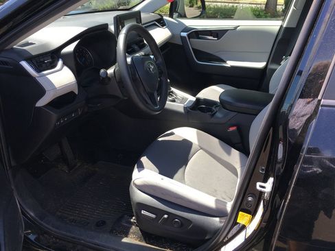 Used 2021 Toyota RAV4 XLE w/ XLE Grade Weather Package AWD/4WD image 4