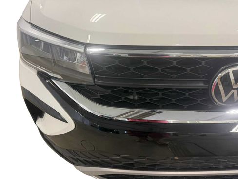 Certified 2024 Volkswagen Taos SE w/ Panoramic Sunroof Package AWD/4WD image 4