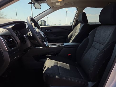 Used 2024 Nissan Rogue SV image 15