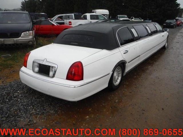 Used 2000 Lincoln Town Car Signature RWD image 2
