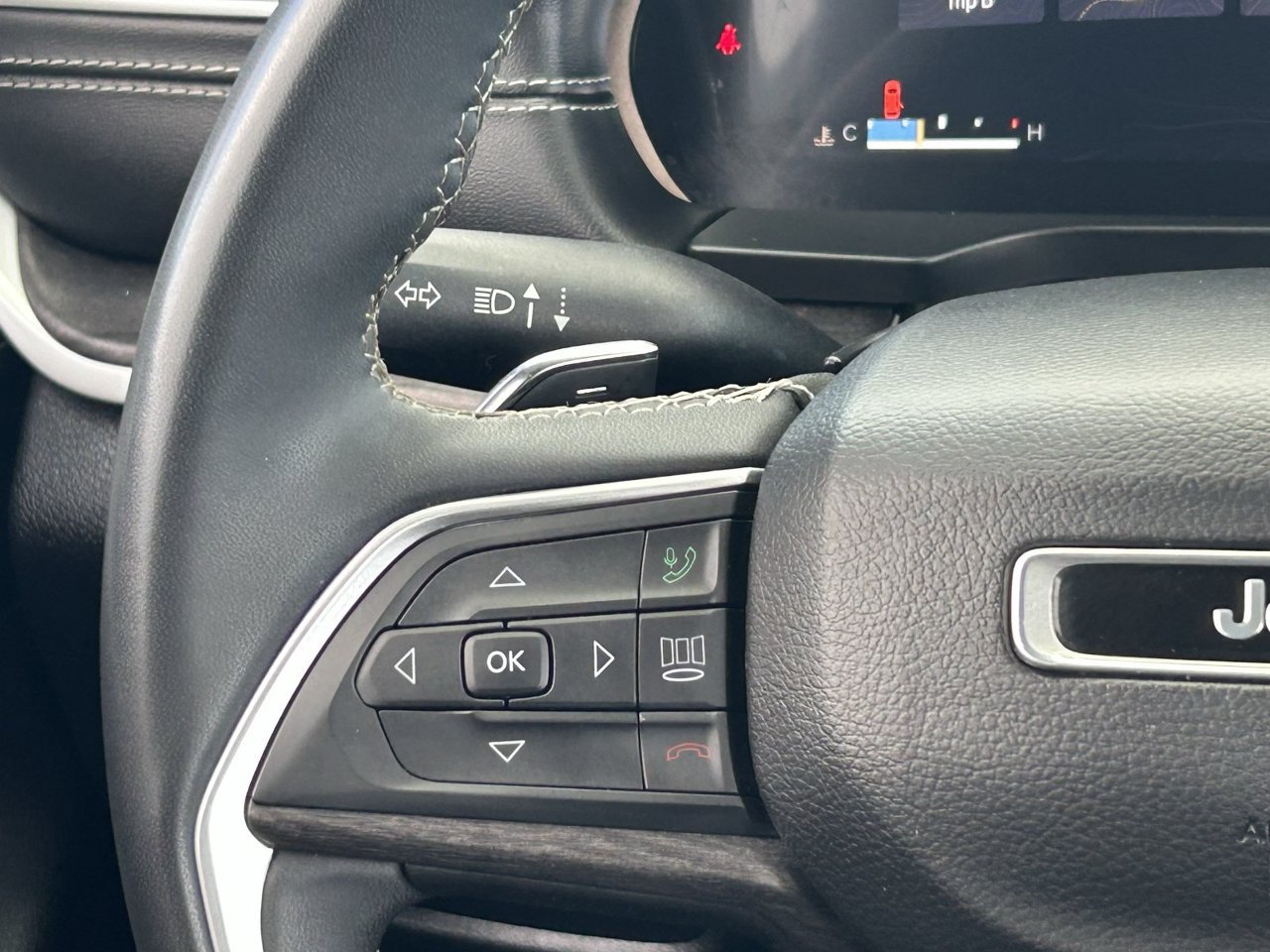 Used 2023 Jeep Grand Cherokee Limited AWD/4WD image 24