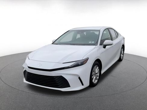 Used 2025 Toyota Camry LE image 7