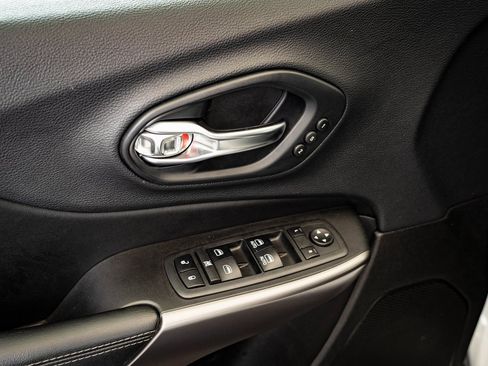 Used 2019 Jeep Cherokee Limited image 23