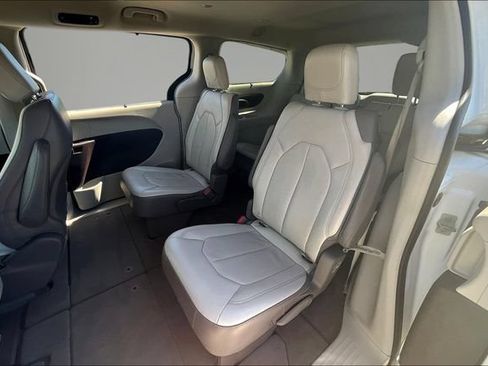 Used 2018 Chrysler Pacifica Touring-L FWD image 20