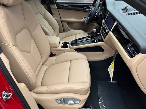 Certified 2025 Porsche Macan image 28