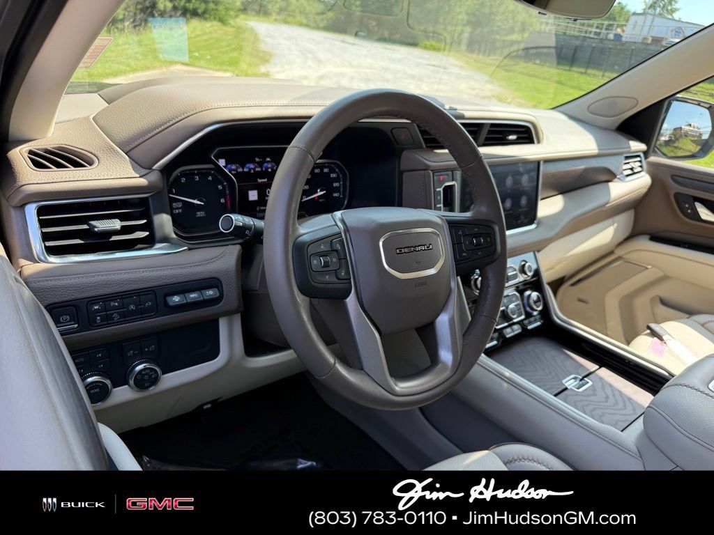 Used 2021 GMC Yukon XL Denali w/ Denali Premium Package AWD/4WD image 4