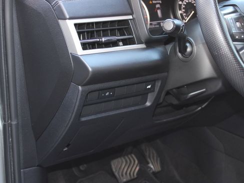 Used 2024 Mitsubishi Outlander SE image 24