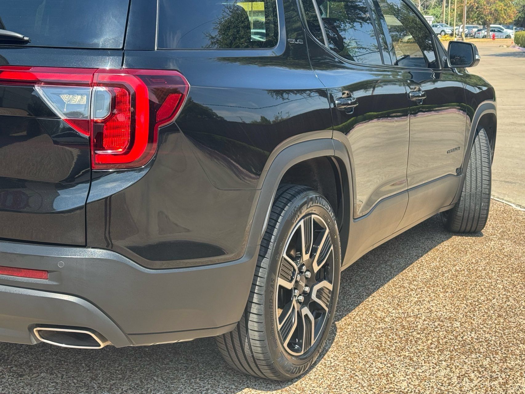 Used 2021 GMC Acadia SLE w/ Driver Convenience Package FWD image 4