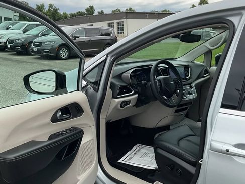 Used 2024 Chrysler Pacifica Touring-L FWD image 9