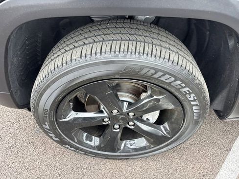 Used 2024 Jeep Grand Cherokee Altitude RWD image 35