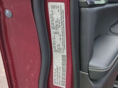 New 2025 Jeep Grand Cherokee Laredo w/ Luxury Tech Group I RWD image 36