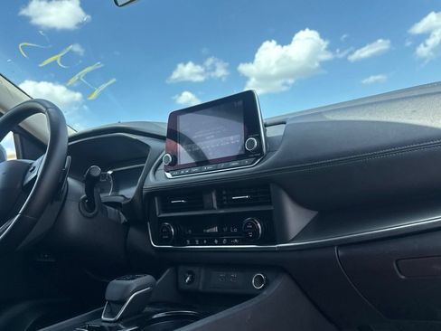 Used 2025 Nissan Rogue SV FWD image 27