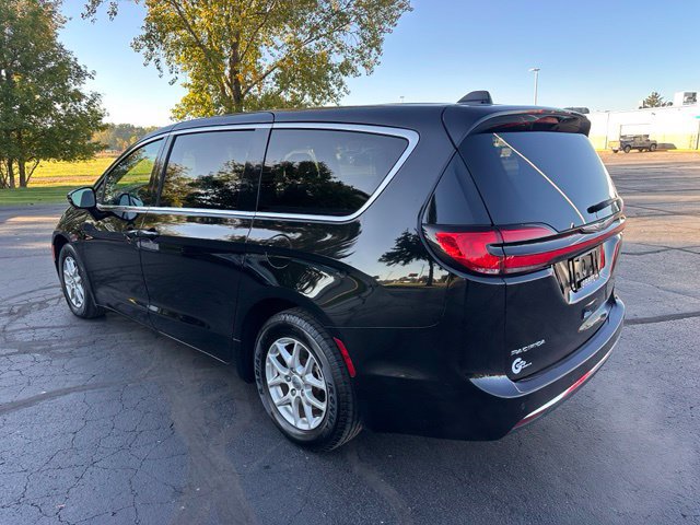 Used 2024 Chrysler Pacifica Touring-L FWD image 3