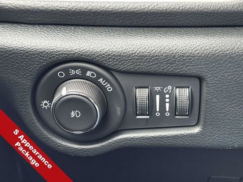 New 2026 Chrysler Pacifica Limited w/ Uconnect Theater Family Group image 25