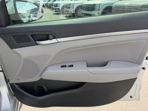 Used 2020 Hyundai Elantra Limited image 16