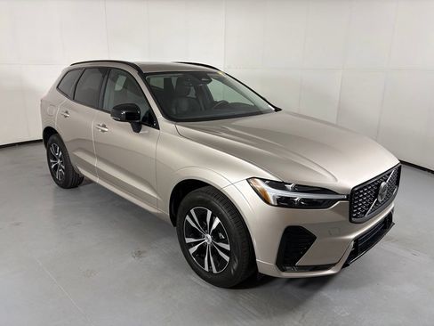 Used 2025 Volvo XC60 B5 Core AWD/4WD image 2