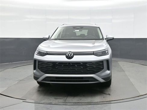 New 2026 Volkswagen Tiguan SE image 2