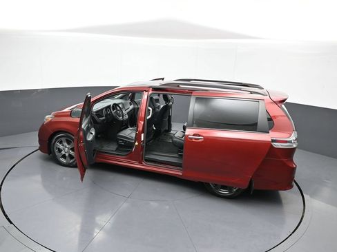 Used 2017 Toyota Sienna SE FWD image 46