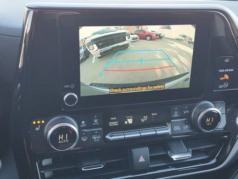 Used 2024 Toyota Highlander XLE image 6