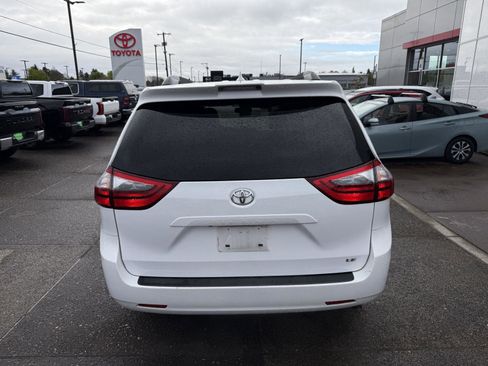 Used 2020 Toyota Sienna LE image 5