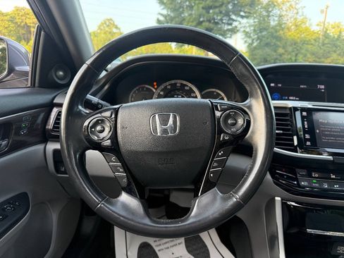 Used 2017 Honda Accord Touring image 14