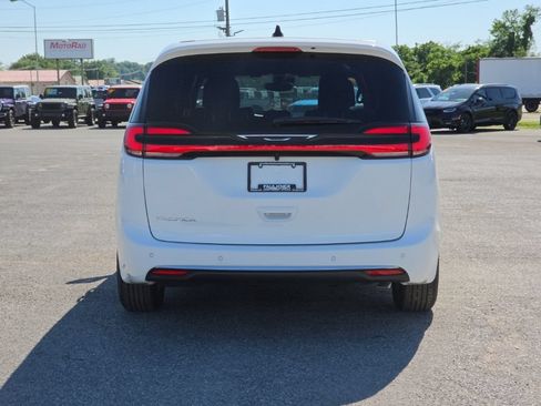 New 2027 Chrysler Pacifica Select FWD image 6