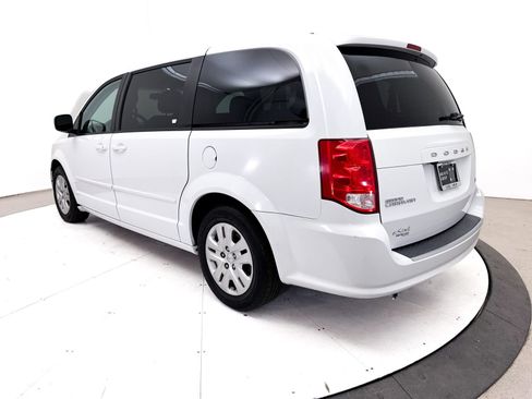 Used 2017 Dodge Grand Caravan SE w/ UConnect Hands-Free Group FWD image 14