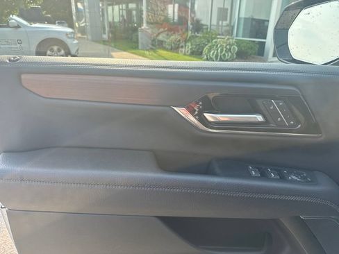 Used 2025 GMC Yukon XL Denali AWD/4WD image 11