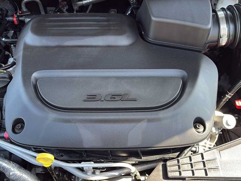 Used 2023 Chrysler Pacifica Touring-L FWD image 31