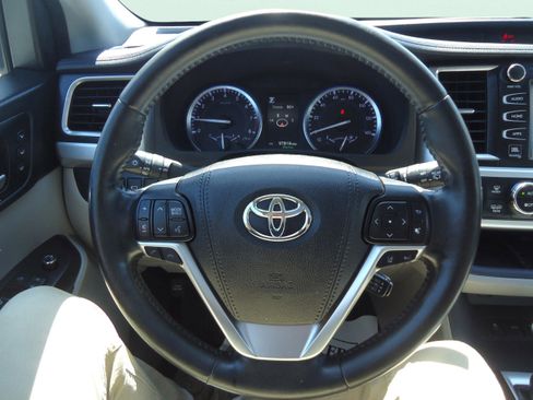 Used 2018 Toyota Highlander Limited Platinum AWD/4WD image 13