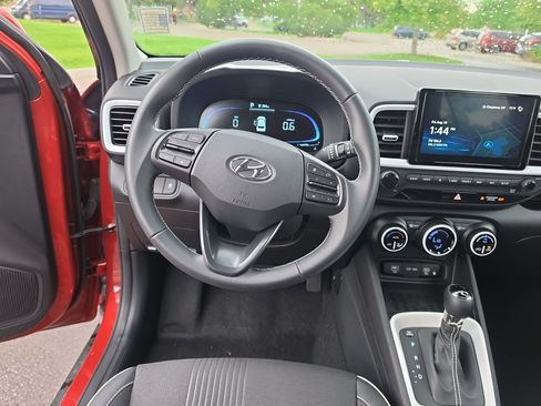 Used 2024 Hyundai Venue Limited FWD image 14