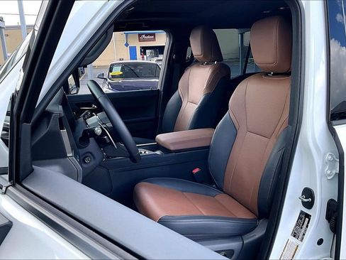 Used 2025 Lexus GX 550 w/ Accessory Package (2T) AWD/4WD image 36