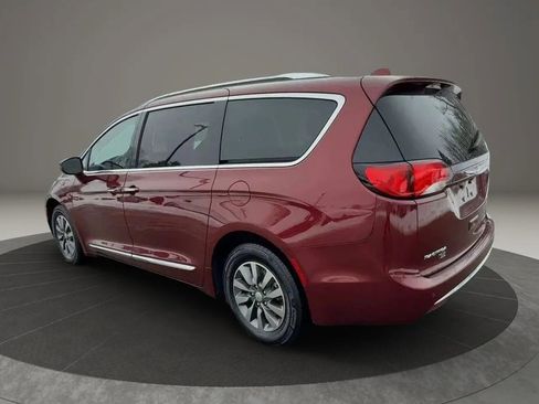 Used 2020 Chrysler Pacifica Touring-L FWD image 3