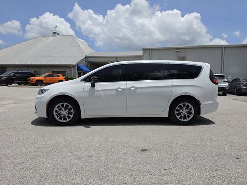 Certified 2026 Chrysler Pacifica Limited FWD image 6
