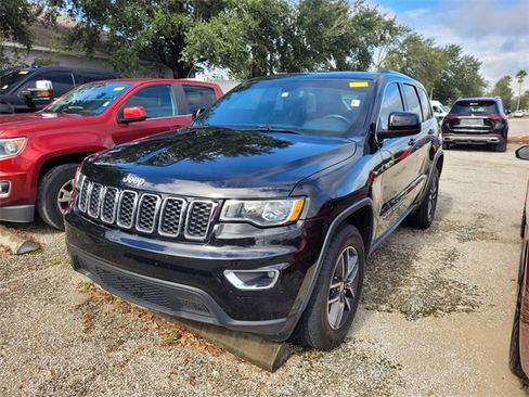 Used 2018 Jeep Grand Cherokee Laredo image 3