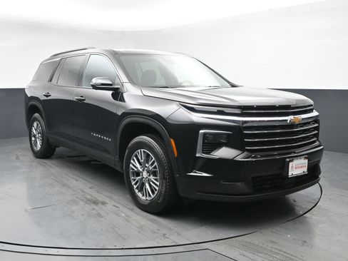 Used 2024 Chevrolet Traverse LT FWD image 2