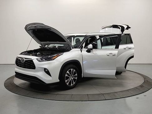 Used 2023 Toyota Highlander XLE FWD image 11