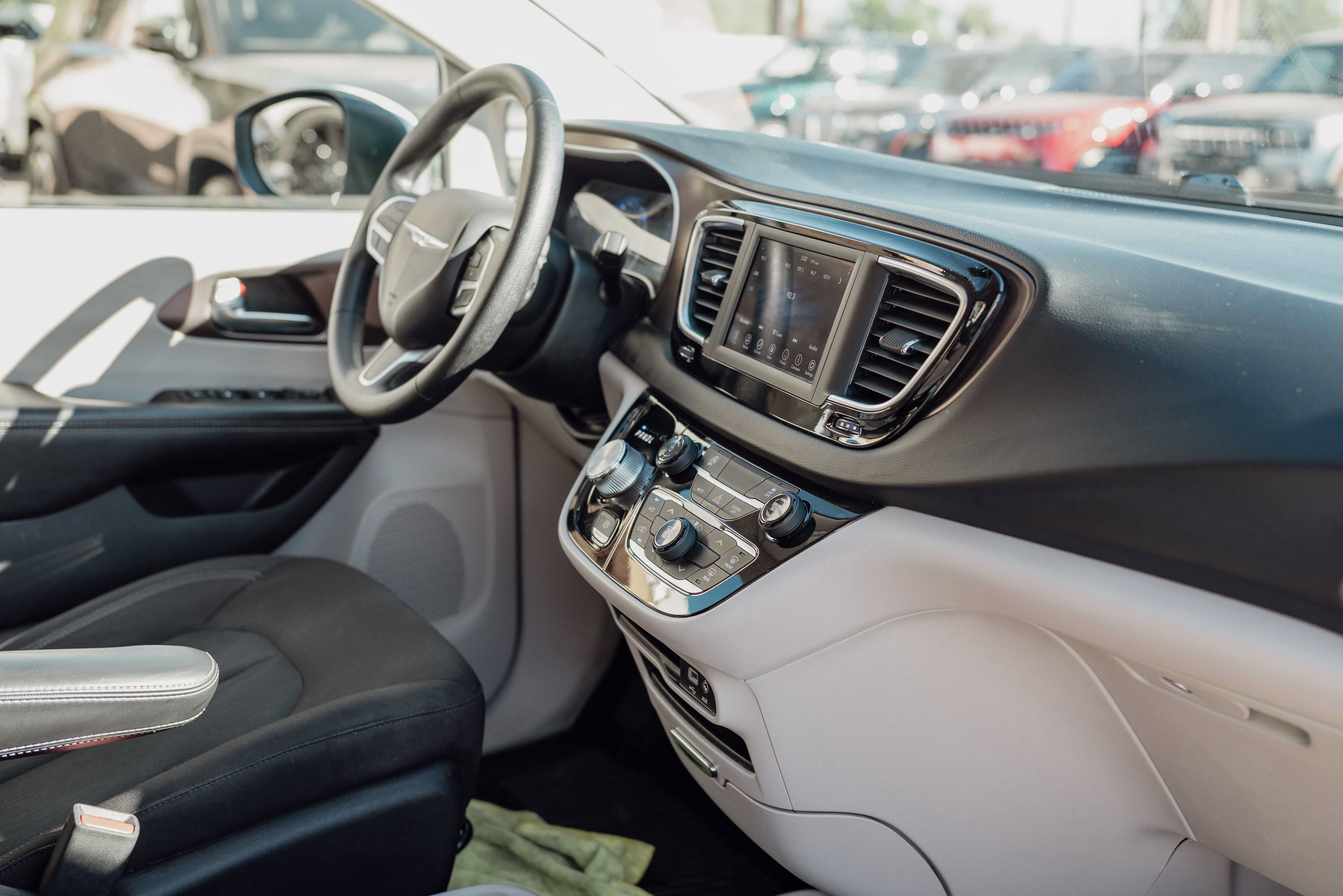 Used 2022 Chrysler Voyager LX FWD image 13