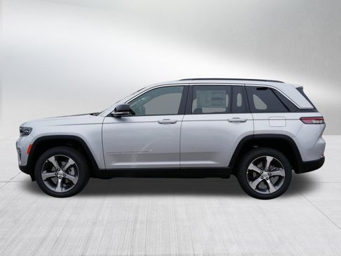New 2025 Jeep Grand Cherokee Limited w/ Luxury Tech Group II image 4